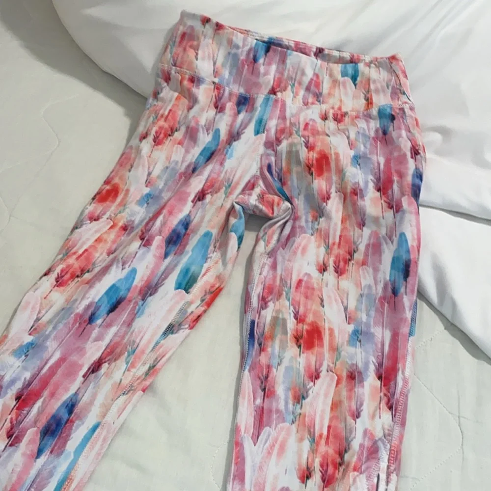 Madden Feather Workout Capris Medium - Picture 4 of 4